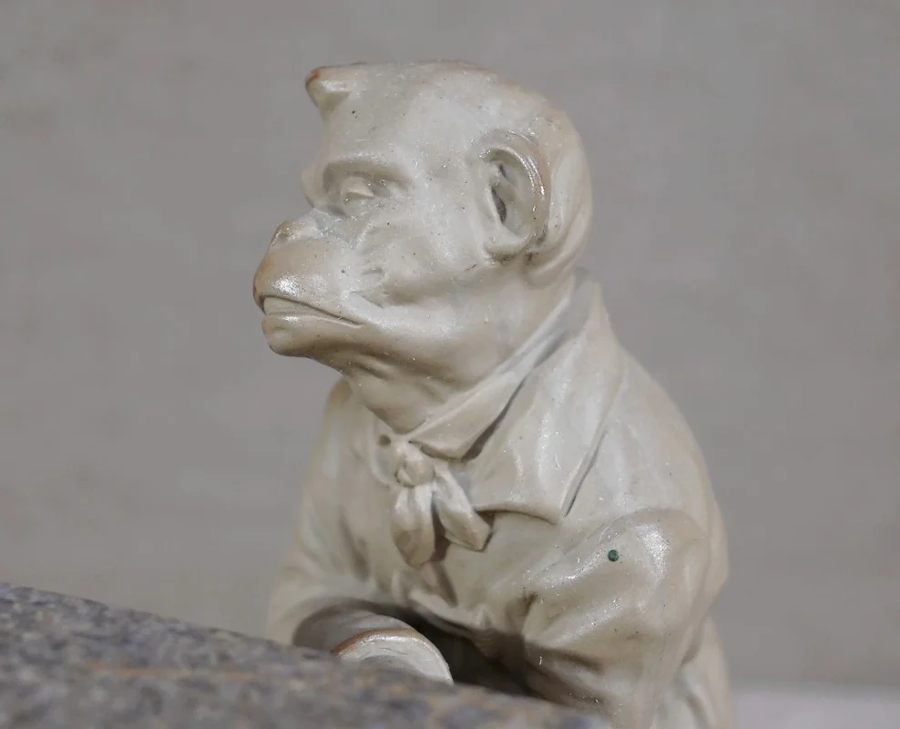 Pot à Tabac en Biscuit et Grès « Singe Mélomane », Manufacture Sarreguemines – Fin XIXe