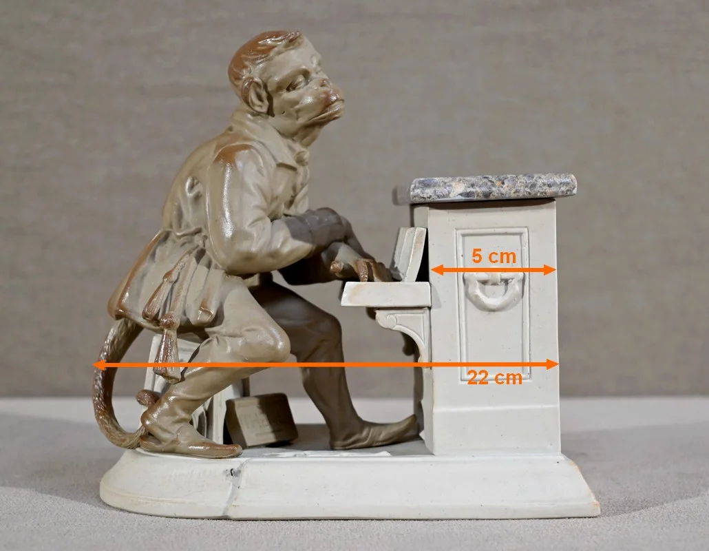 Pot à Tabac en Biscuit et Grès « Singe Mélomane », Manufacture Sarreguemines – Fin XIXe