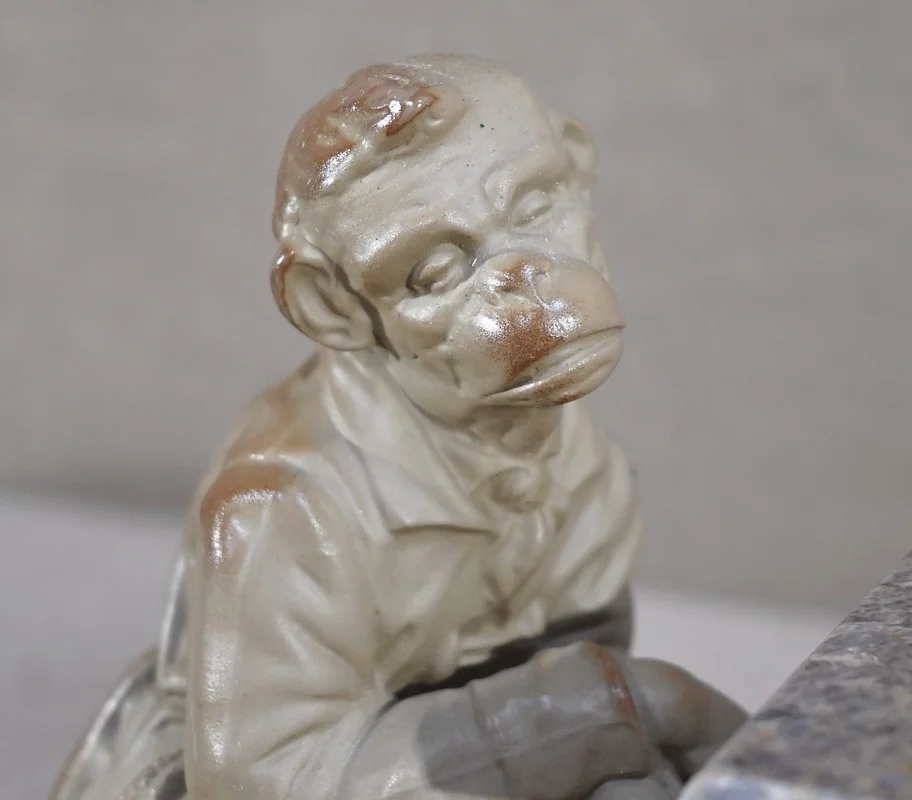 Pot à Tabac en Biscuit et Grès « Singe Mélomane », Manufacture Sarreguemines – Fin XIXe