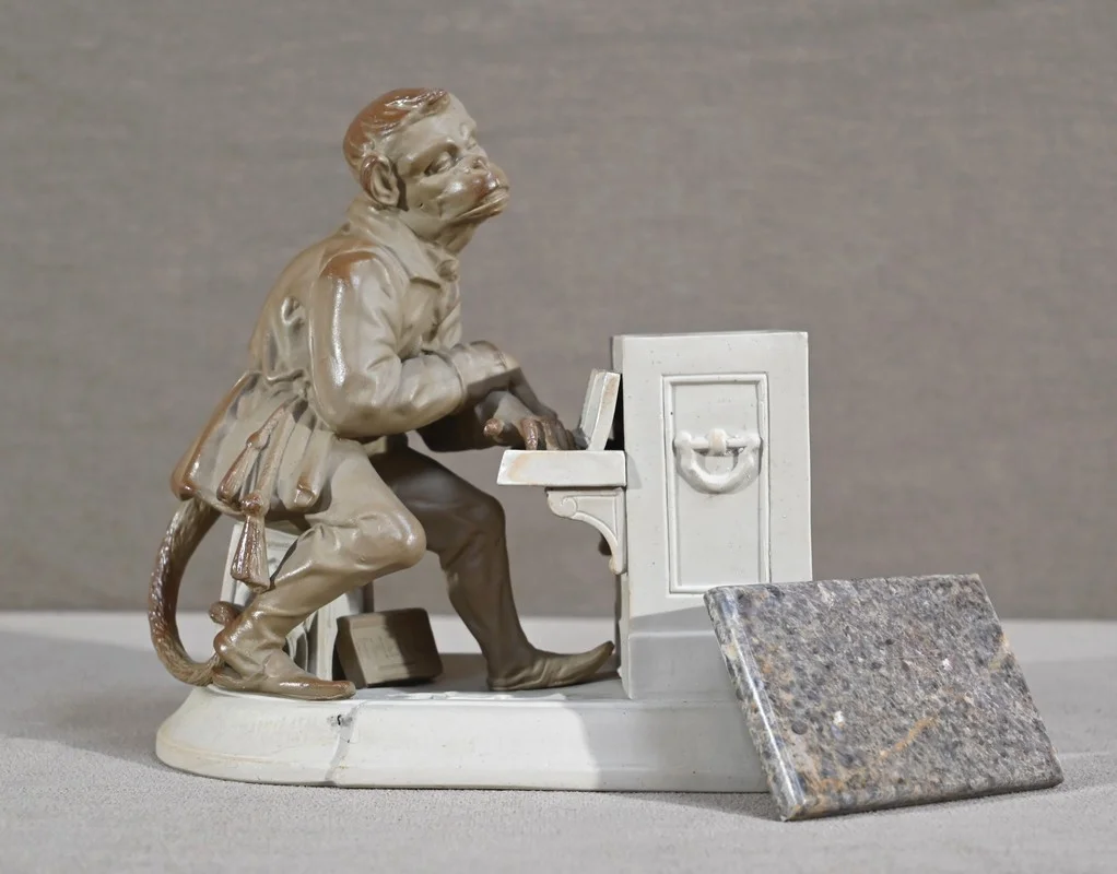 Pot à Tabac en Biscuit et Grès « Singe Mélomane », Manufacture Sarreguemines – Fin XIXe
