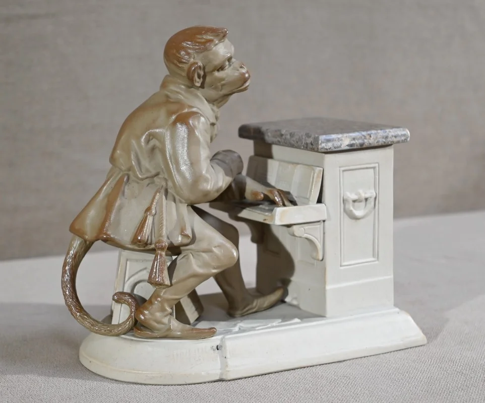 Pot à Tabac en Biscuit et Grès « Singe Mélomane », Manufacture Sarreguemines – Fin XIXe