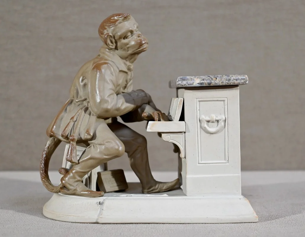 Pot à Tabac en Biscuit et Grès « Singe Mélomane », Manufacture Sarreguemines – Fin XIXe