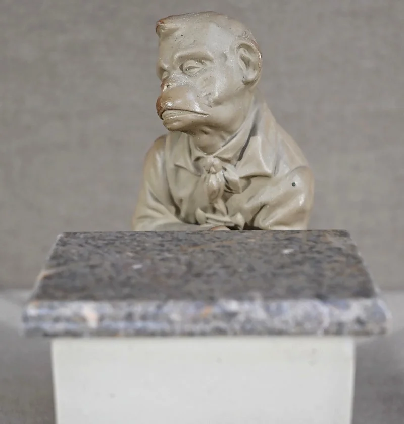 Pot à Tabac en Biscuit et Grès « Singe Mélomane », Manufacture Sarreguemines – Fin XIXe
