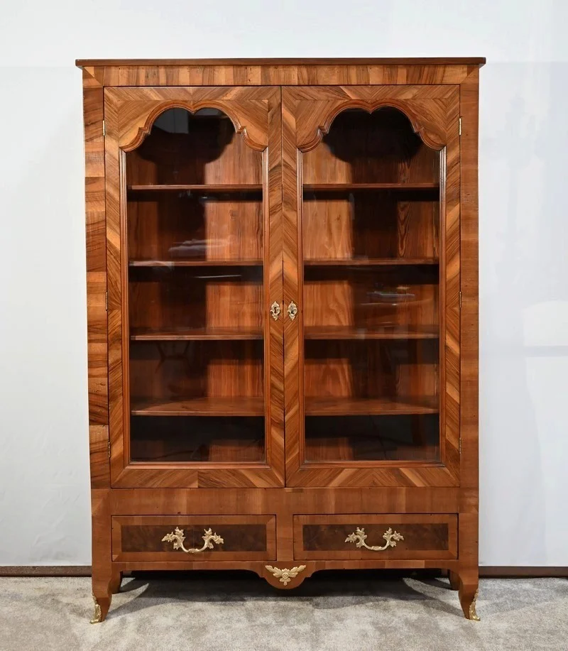 Étroite Bibliothèque en Noyer et Thuya, goût Louis XV – Fin XIXe