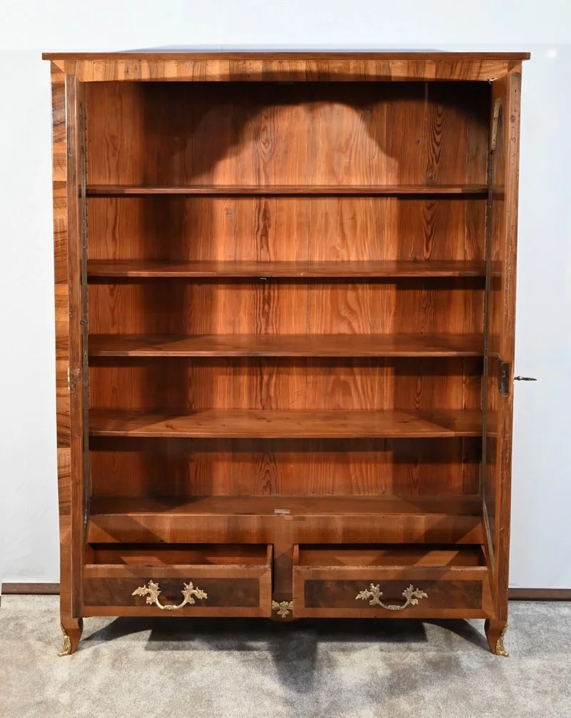 Étroite Bibliothèque en Noyer et Thuya, goût Louis XV – Fin XIXe