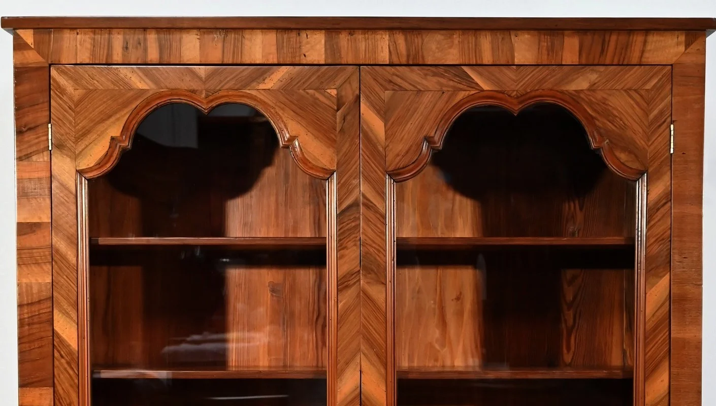 Étroite Bibliothèque en Noyer et Thuya, goût Louis XV – Fin XIXe
