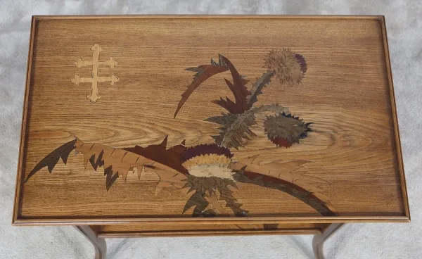 Table à Thé à Décors marquetés, signée E. Gallé, Art Nouveau – Fin XIXe