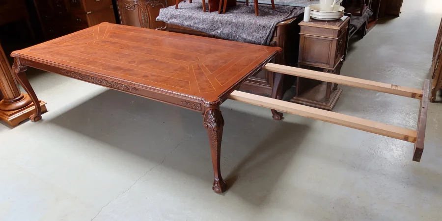 TISCH IM CHIPPENDALE-STIL