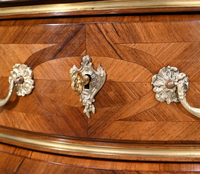 Petite Commode Tombeau d’entre-deux en Bois de Violette et de Bois de Rose, style Louis XIV – 2ème moitié du XIXe