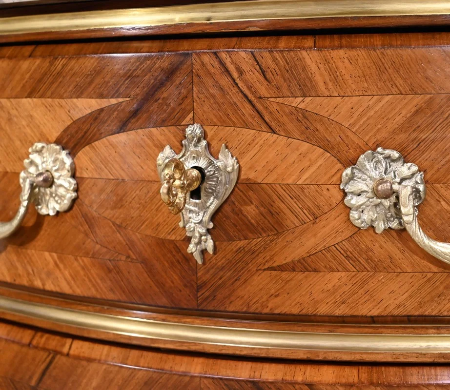 Petite Commode Tombeau d’entre-deux en Bois de Violette et de Bois de Rose, style Louis XIV – 2ème moitié du XIXe