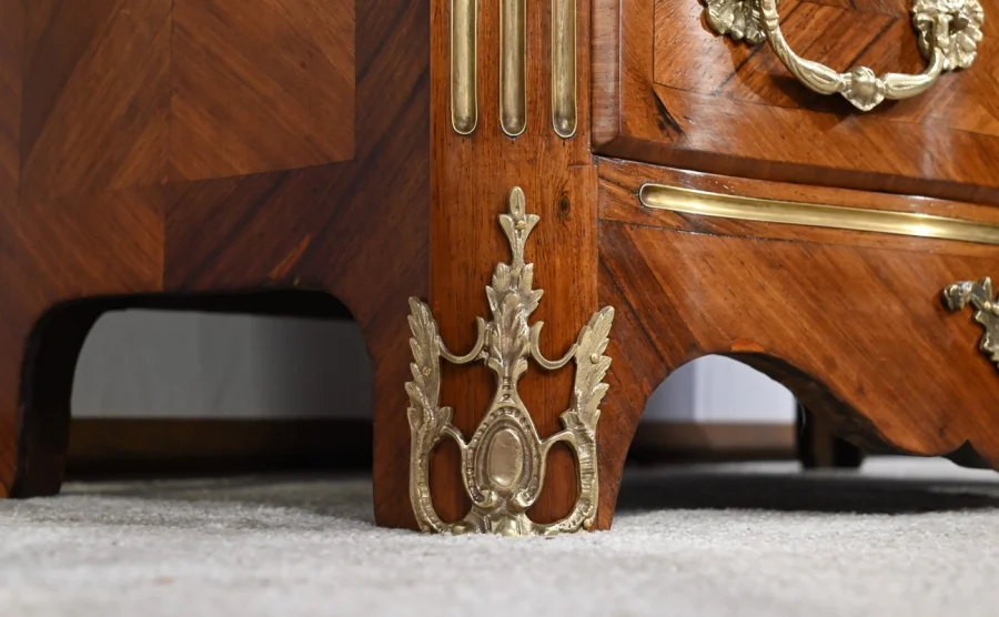 Petite Commode Tombeau d’entre-deux en Bois de Violette et de Bois de Rose, style Louis XIV – 2ème moitié du XIXe