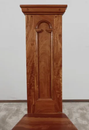 Suite de 4 Chaises en Acajou Massif, goût Cathédrale – XXe