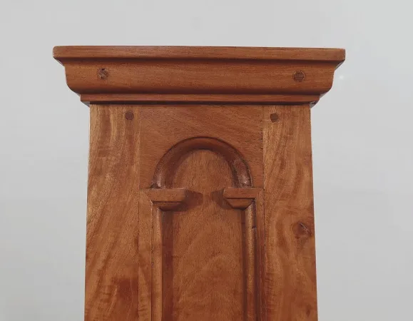 Suite de 4 Chaises en Acajou Massif, goût Cathédrale – XXe
