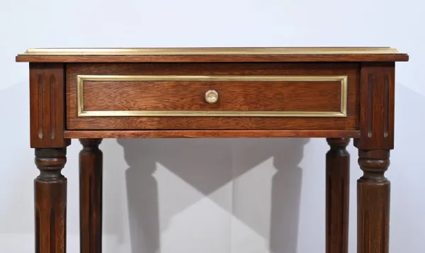 TISCH IM LOUIS XVI-STIL