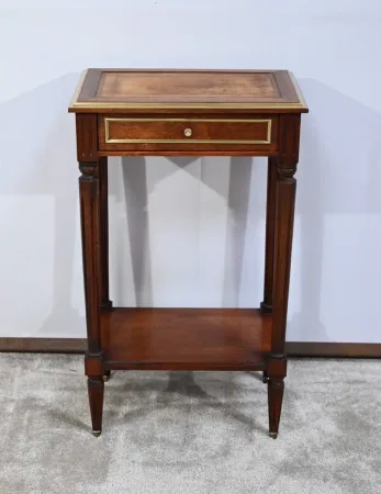 TISCH IM LOUIS XVI-STIL