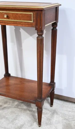 TISCH IM LOUIS XVI-STIL