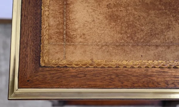 TISCH IM LOUIS XVI-STIL