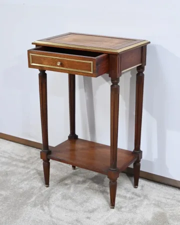 TISCH IM LOUIS XVI-STIL