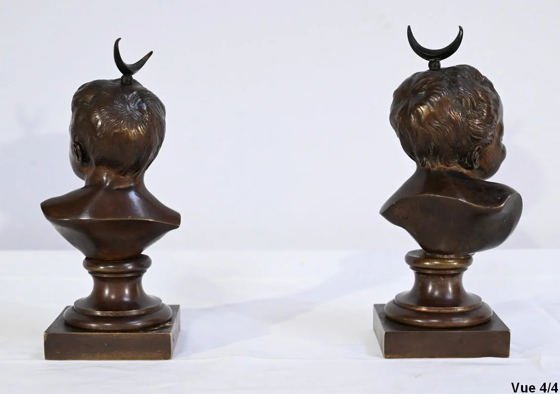 PAREJA DE BUSTOS DE BRONCE