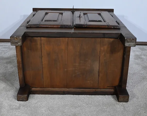 Rare Petit Meuble en Noyer massif, style Louis XIII – Milieu XVIIIe