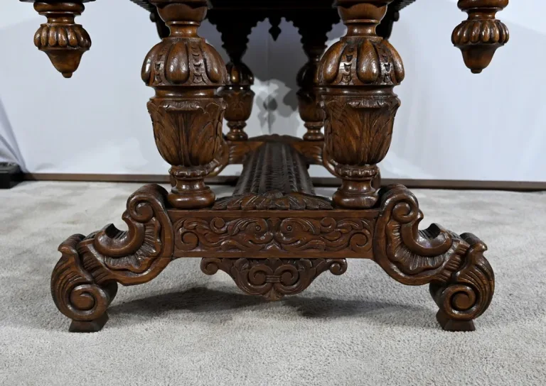 Table Bureau en Chêne, goût Renaissance Gothique – Fin XIXe