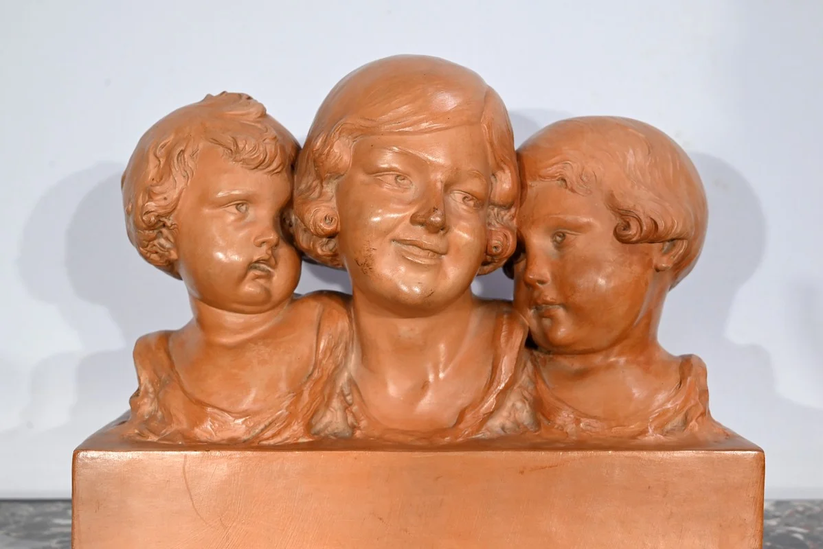 Groupe en Terre Cuite patinée, « Mère et ses enfants », signé P. Dumont, Art Déco - 1920