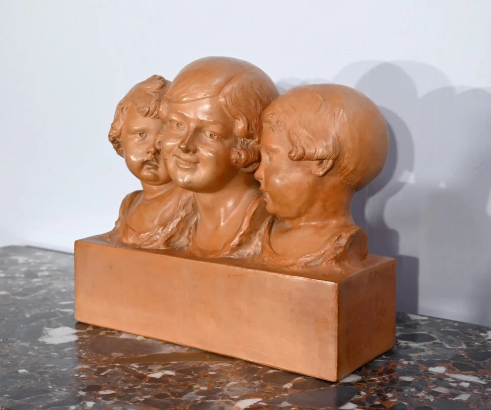 Groupe en Terre Cuite patinée, « Mère et ses enfants », signé P. Dumont, Art Déco - 1920