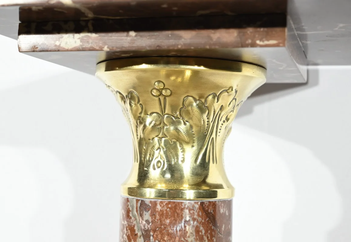 КРАСНАЯ МРАМОРНАЯ КОЛОННА
