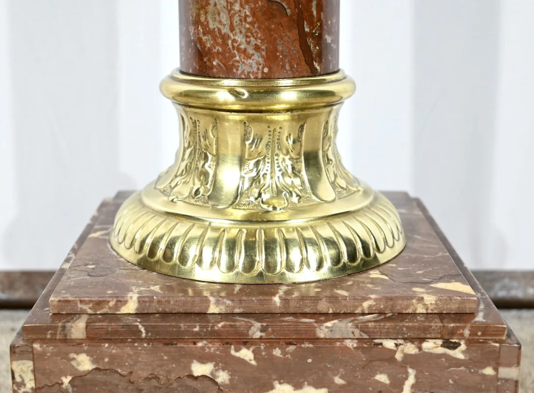 КРАСНАЯ МРАМОРНАЯ КОЛОННА