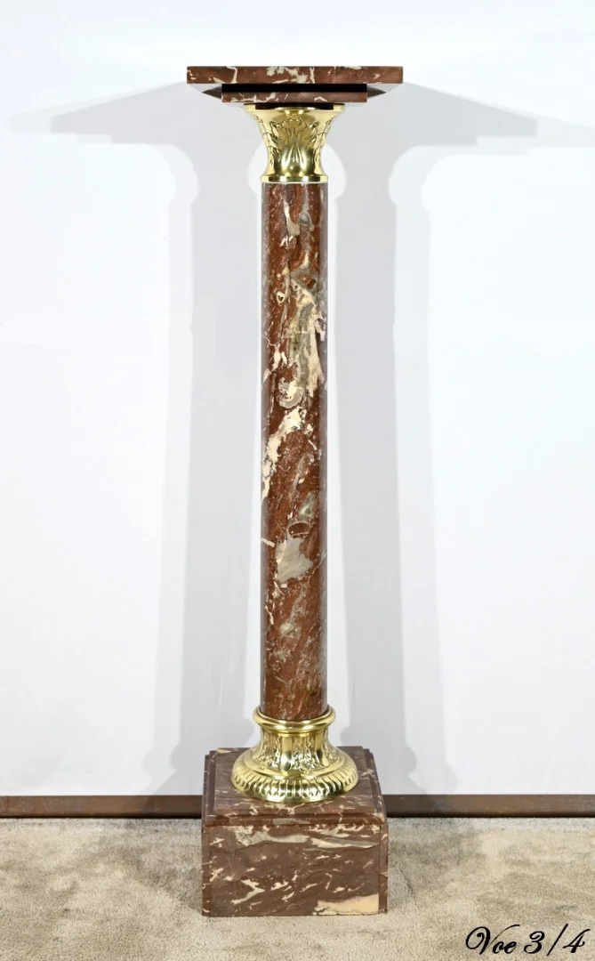 КРАСНАЯ МРАМОРНАЯ КОЛОННА
