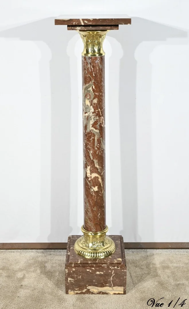 КРАСНАЯ МРАМОРНАЯ КОЛОННА
