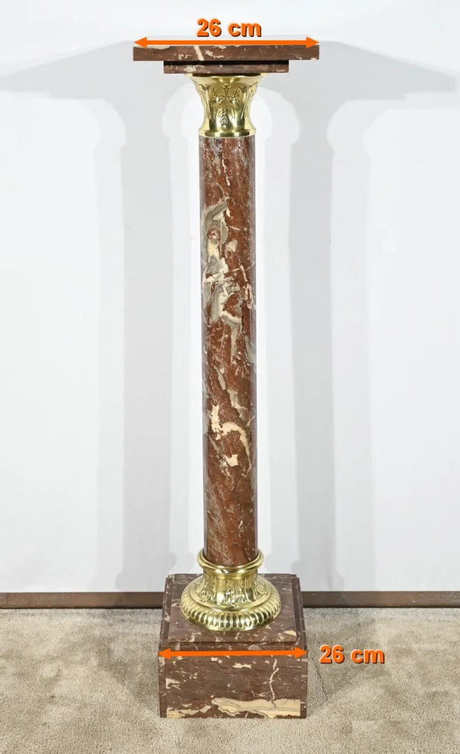 КРАСНАЯ МРАМОРНАЯ КОЛОННА