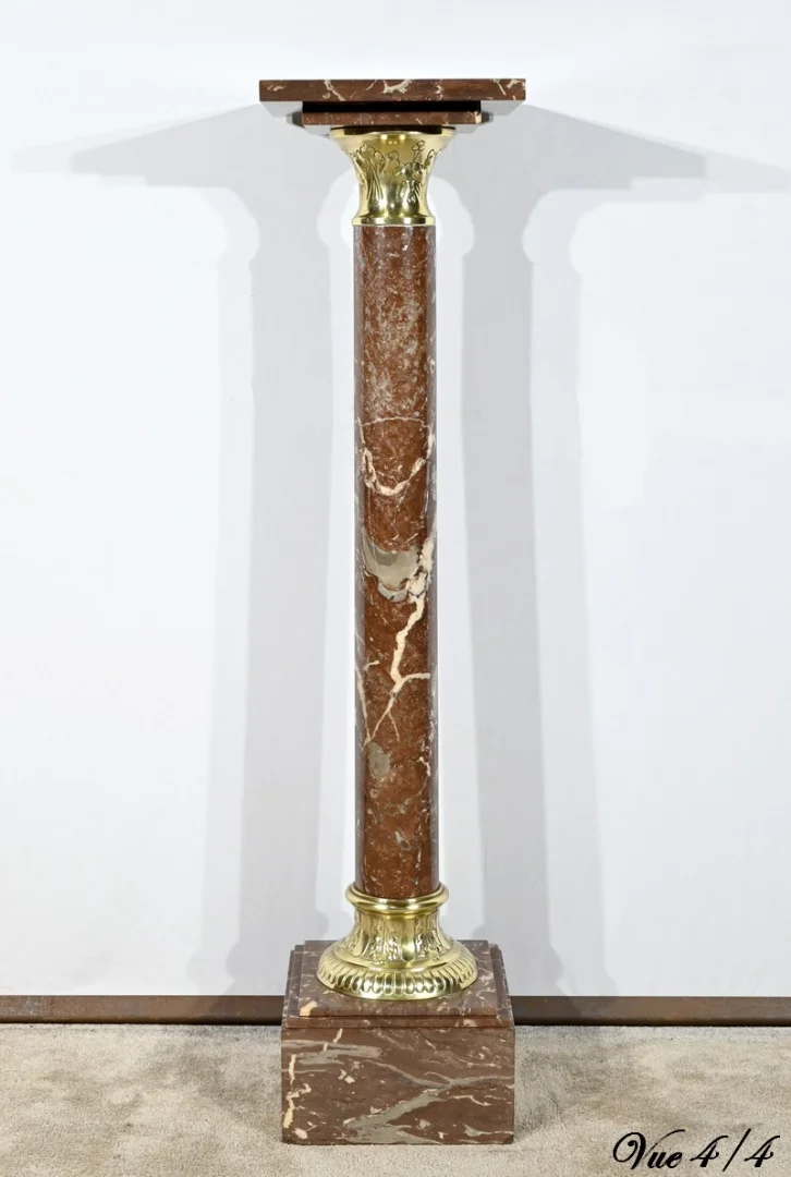 КРАСНАЯ МРАМОРНАЯ КОЛОННА