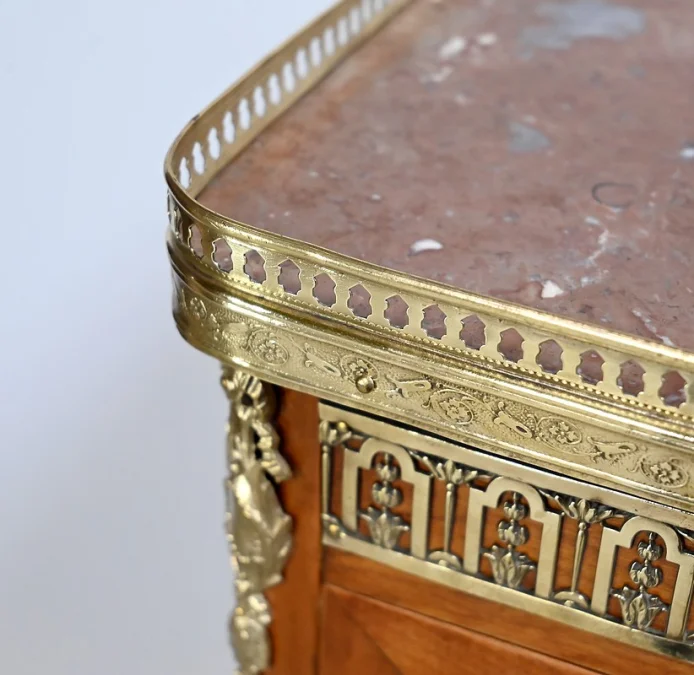 Vitrine im französischen Übergangsstil
