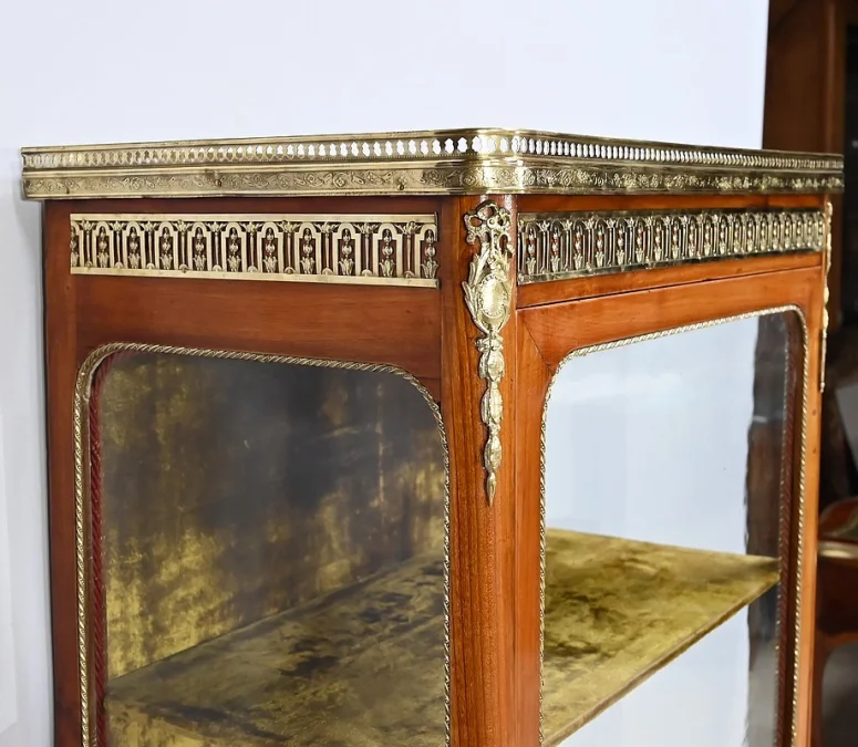 Vitrine im französischen Übergangsstil