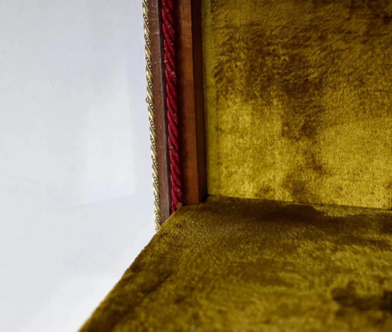 Vitrine im französischen Übergangsstil