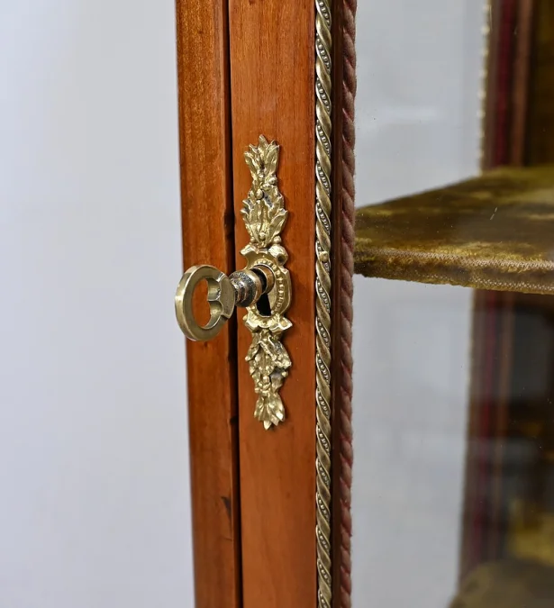 Vitrine im französischen Übergangsstil