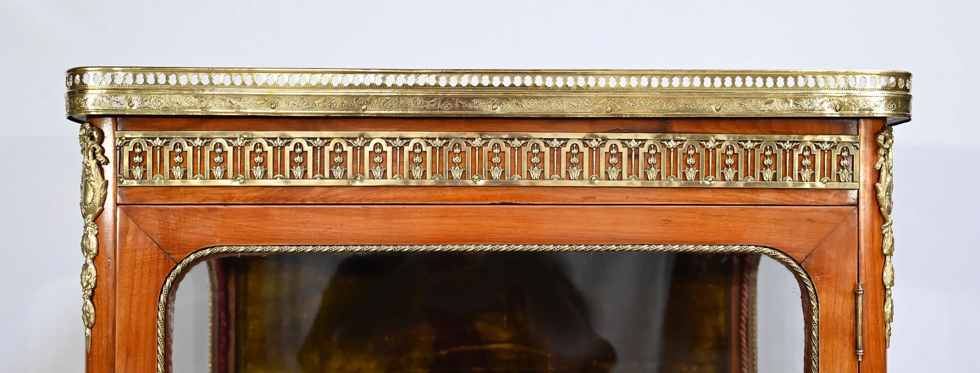 GABINETE DE EXHIBICIÓN DE ESTILO DE TRANSICIÓN FRANCESA