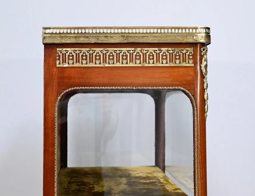 Vitrine im französischen Übergangsstil