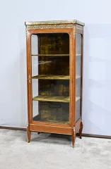 Vitrine im französischen Übergangsstil