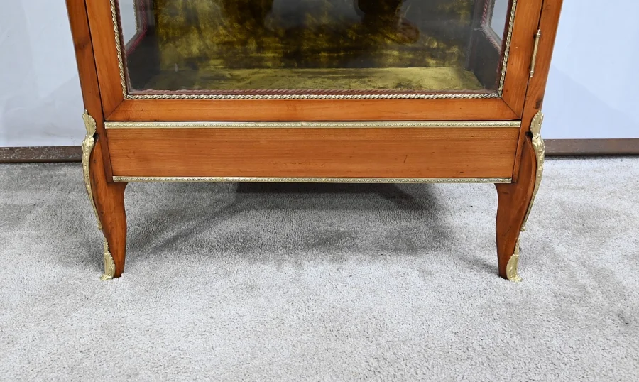 Vitrine im französischen Übergangsstil
