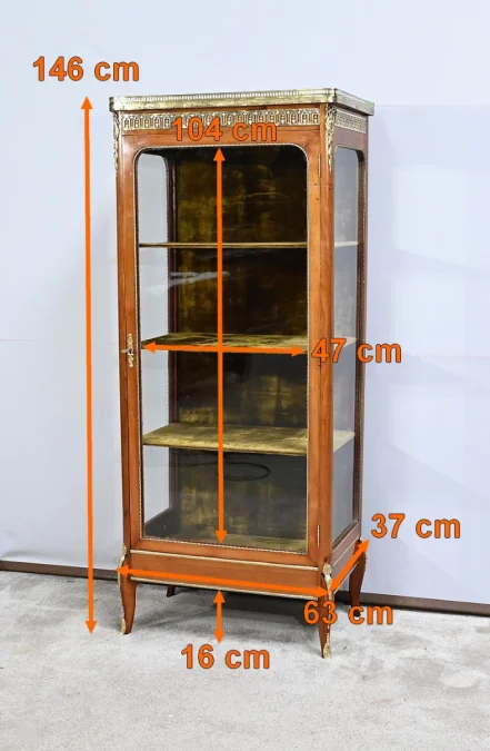 Vitrine im französischen Übergangsstil