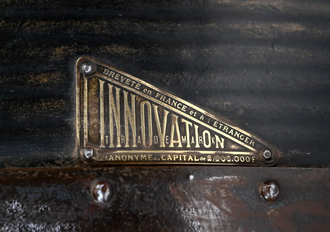 Malle Secrétaire, intérieur Acajou, estampillée Innovation – 1900