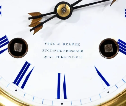 Pendule Borne en Marbre et Bronze, estampillée Viel & Delrue – Fin XIXe