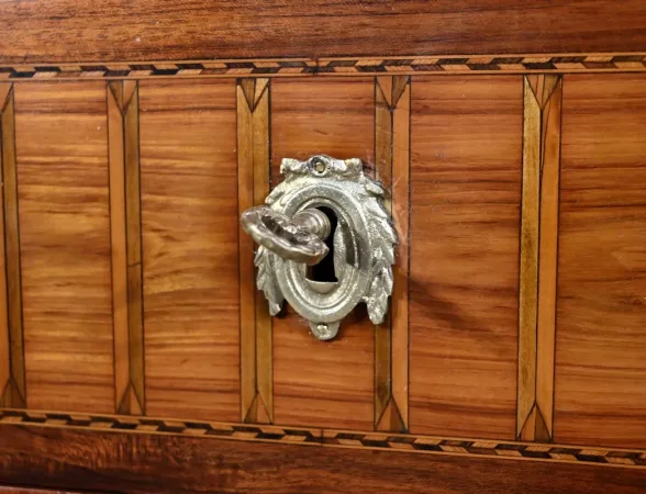 Petite Commode Sauteuse en Acajou et Bois de Rose, époque Louis XVI – XVIIIe