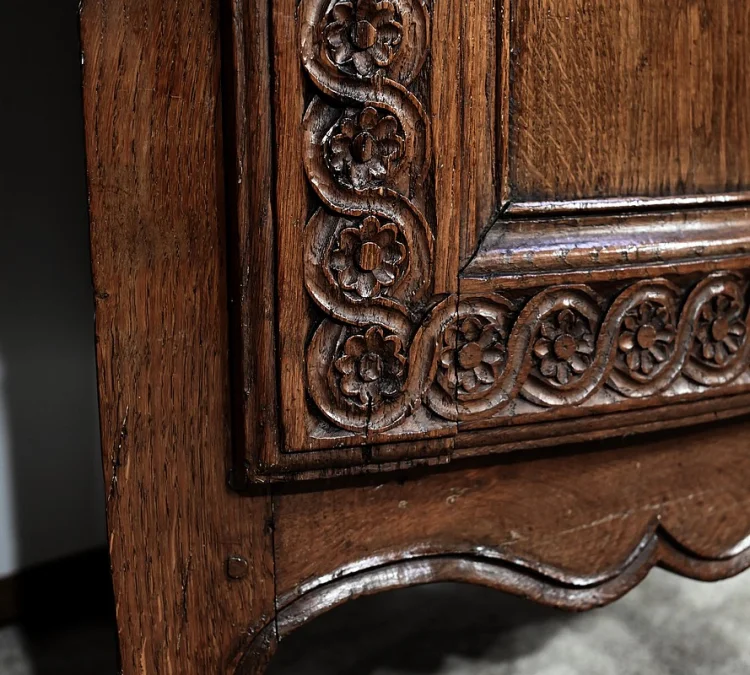 Eckschrank im Louis-XV-Stil