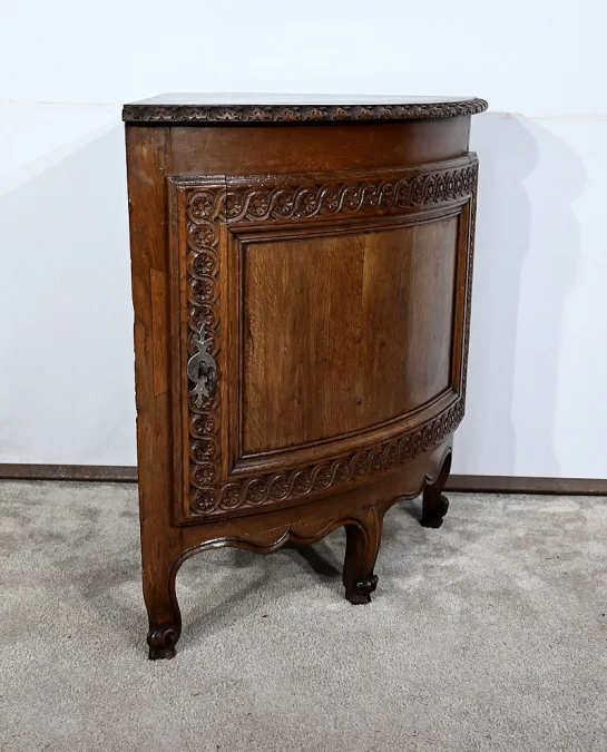 Eckschrank im Louis-XV-Stil
