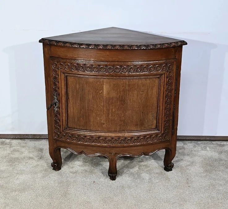 Eckschrank im Louis-XV-Stil