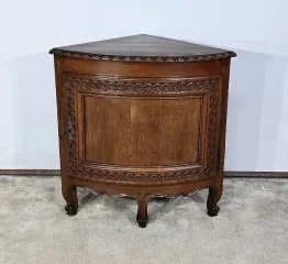 Eckschrank im Louis-XV-Stil