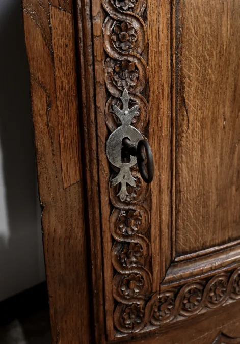 Eckschrank im Louis-XV-Stil